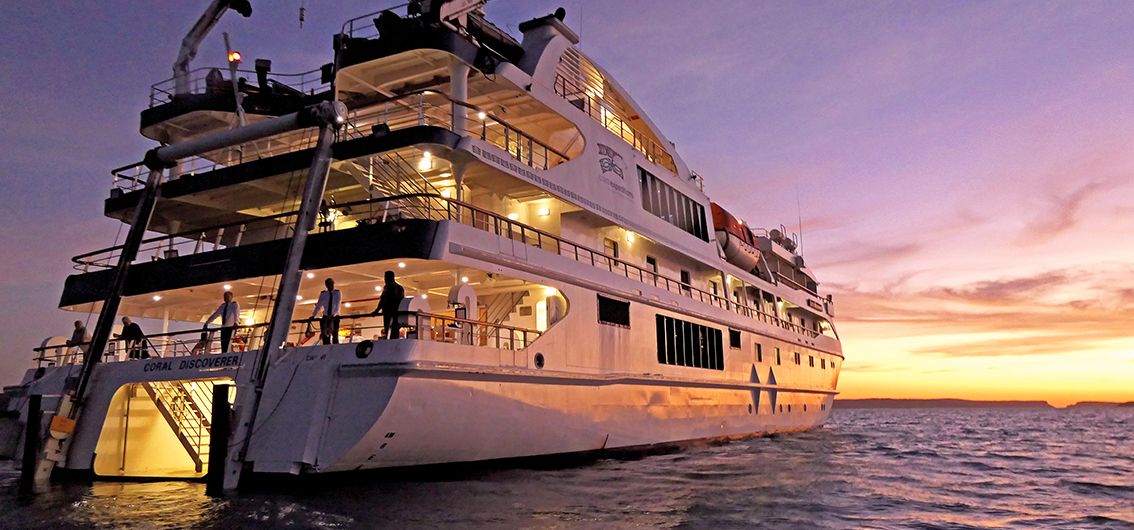Mit der Coral Discoverer an der  Careening-Bay bei Sonnenuntergang