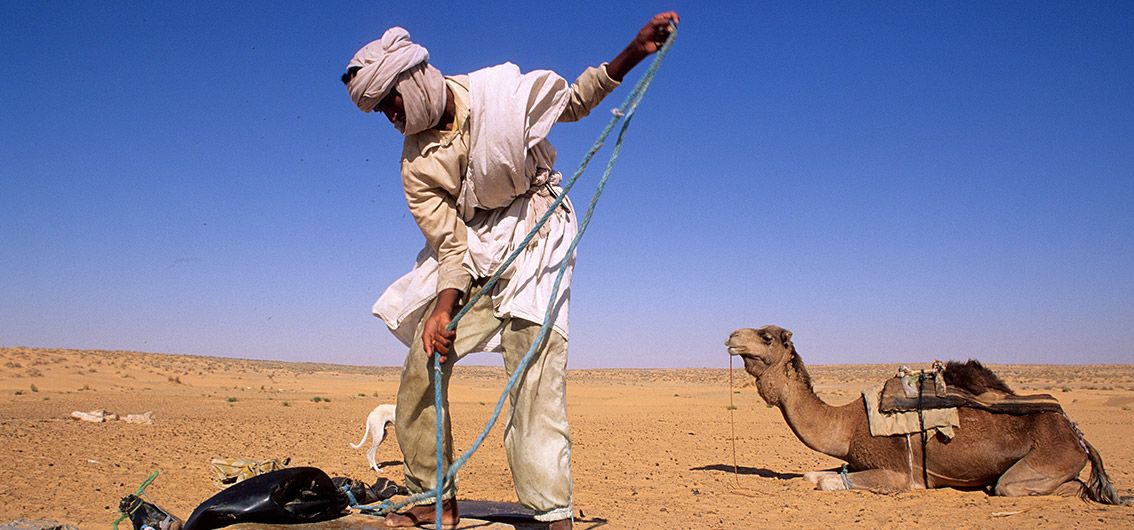 Ein-Nomade-schöpft-Wasser-aus-einem-Brunnen-in-der-Sahara