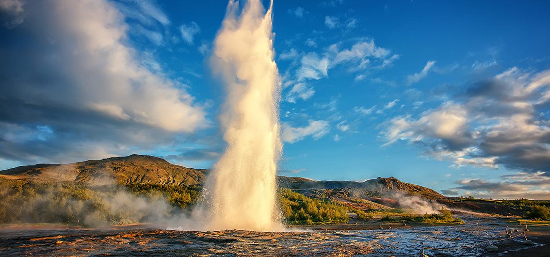 Eruption-des-Strokkur-Geysir-Island--Credit-jenyateua---stock.adobe