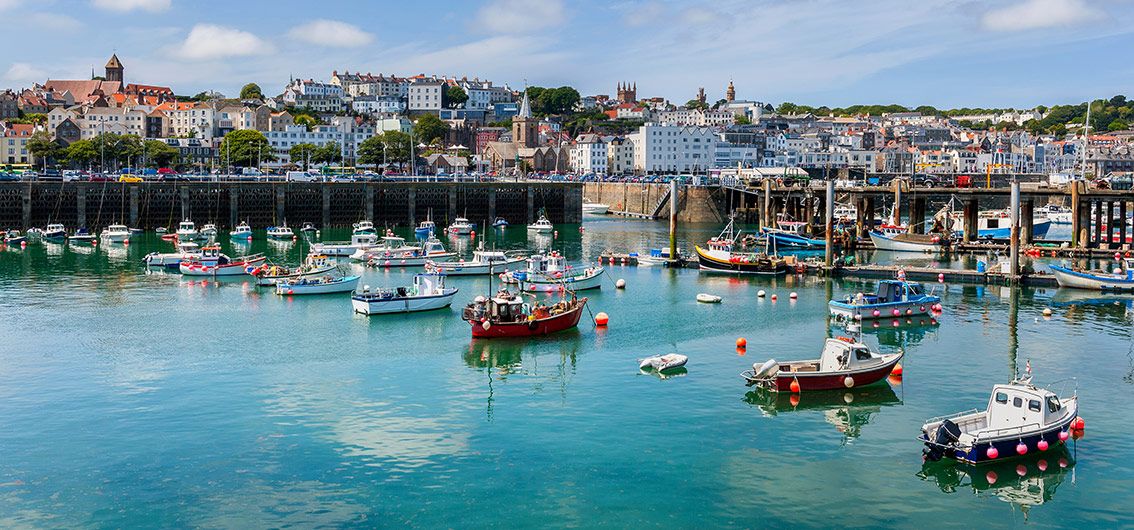 Kanalinseln-Hafen-von-St.-Peter-Port