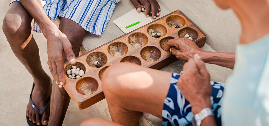 Mancala-Spieler_27_Credit-James-Bailey_stock.adobe.com.jpg