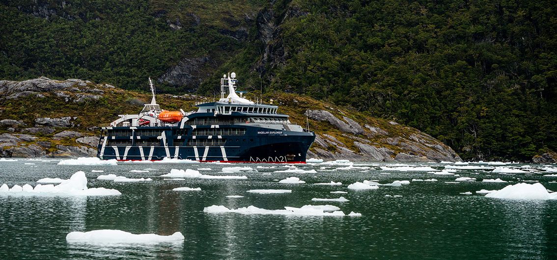 MS-Magellan-Explorer-in-einer-Gletscherallee---Credit-A21-Anais-Afrika