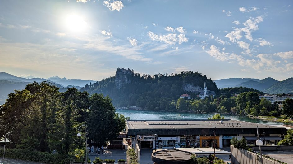 Per E-Bike über die Alpen - Am Ufer des Bleeder Sees