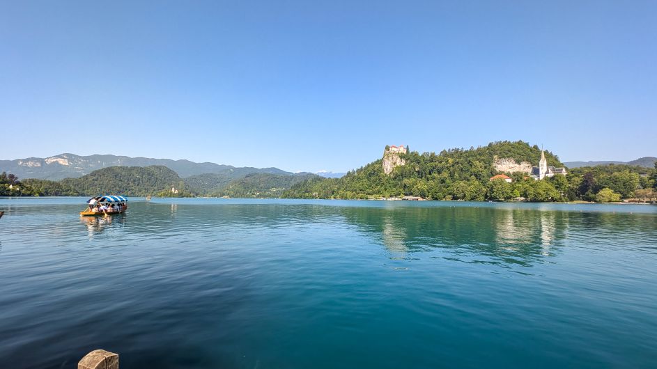 Per E-Bike über die Alpen - Bleeder See mit der Burg Bled