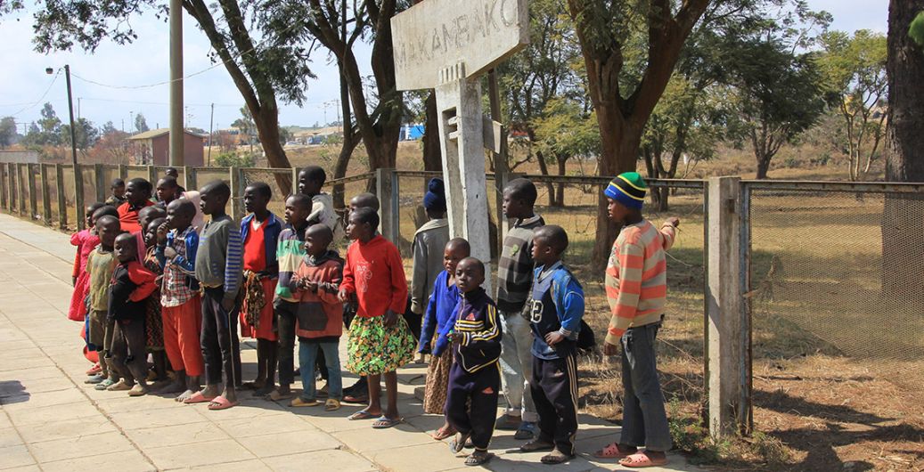 Tansania_Kinder-am-Bahnhof-von-Makambako-Tansania