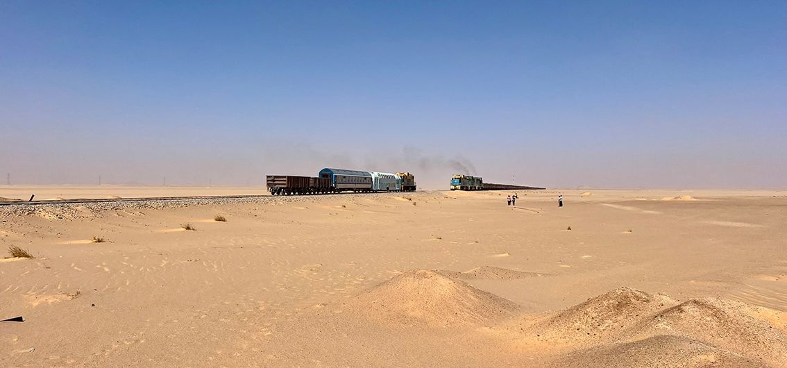 Train-du-Desert-in-der-mauretanischen-Wüste